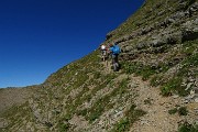 59 Prendiamo a sx per tracce in  traverso sul ripido versante ovest